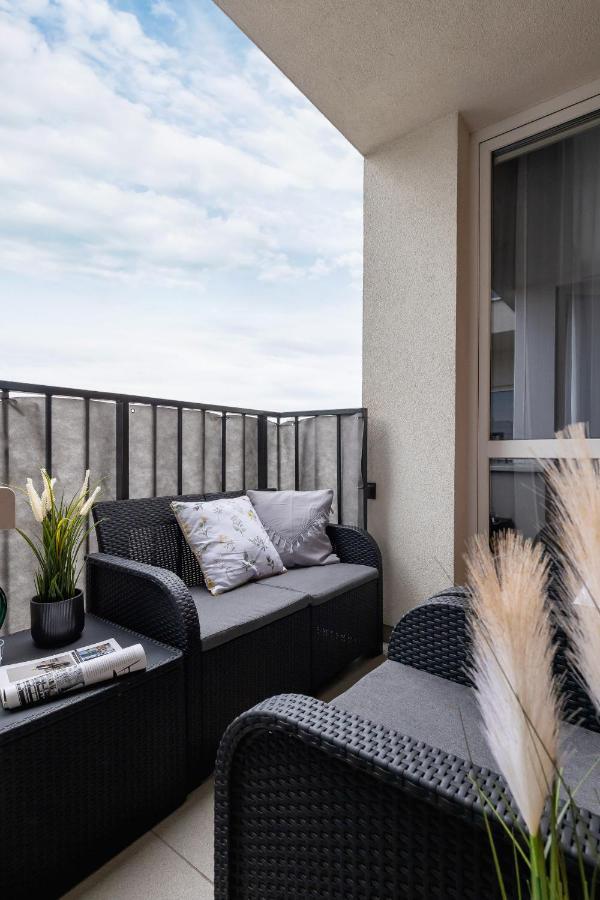 Osiedle Avia Harmonious Apartment With Balcony & Parking Cracow By Renters Prestige Krasków Εξωτερικό φωτογραφία